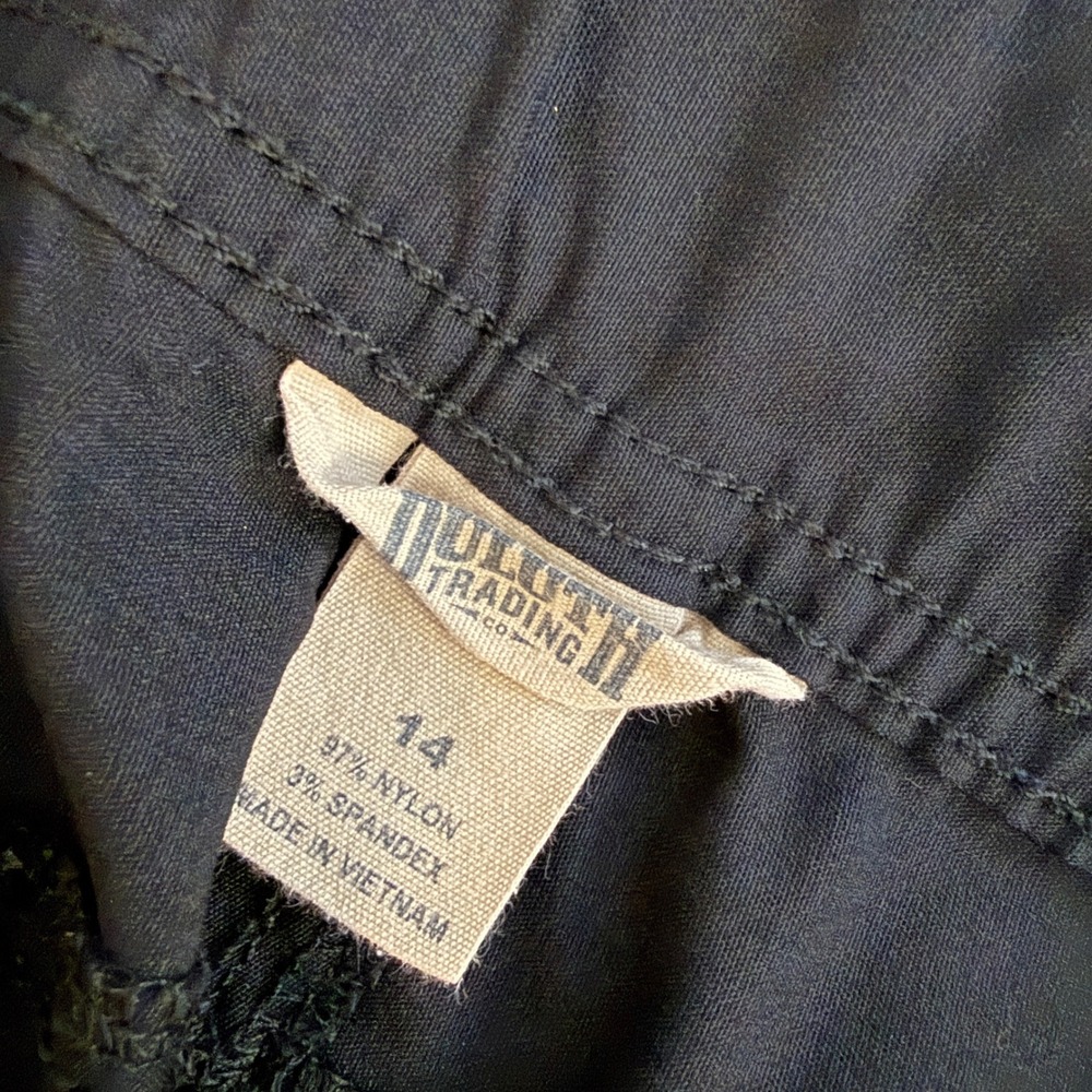 Duluth‎ Trading Co Womens Cargo Shorts Brown Size 14 10 Inch Inseam Zip Pocket - Picture 2 of 9